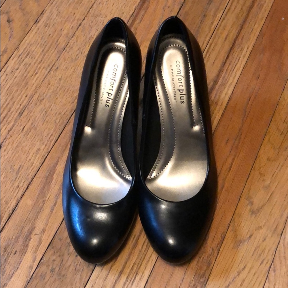 Black pumps, never worn, 2.5” heel
